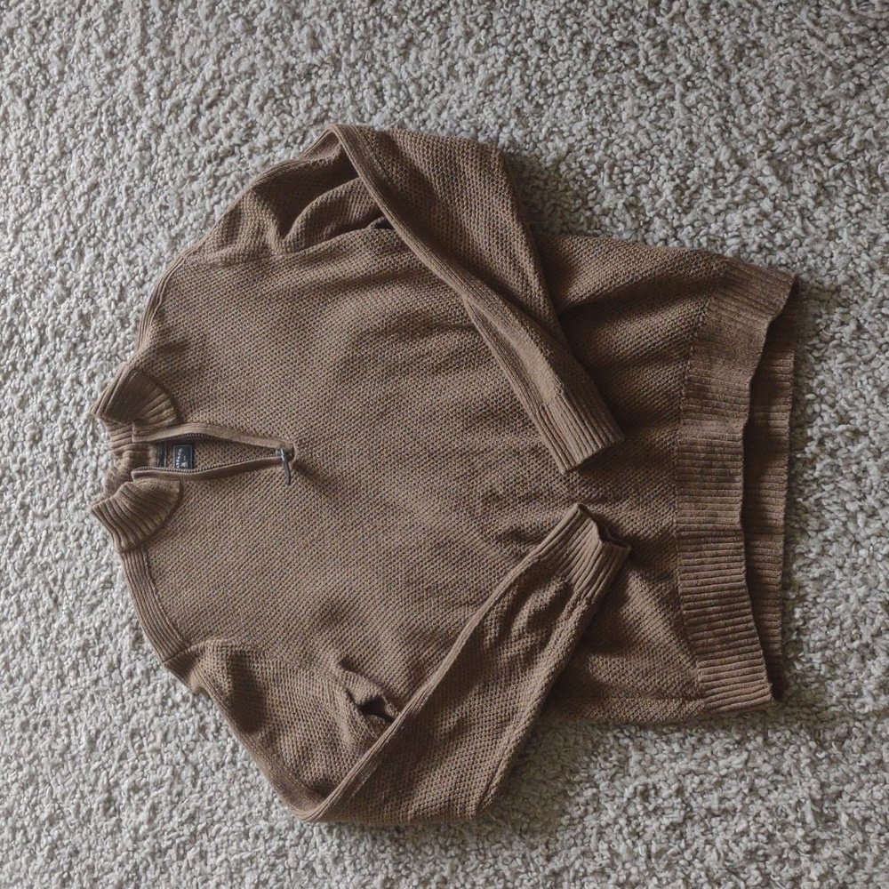 Like new Mens brown sweater with zip front